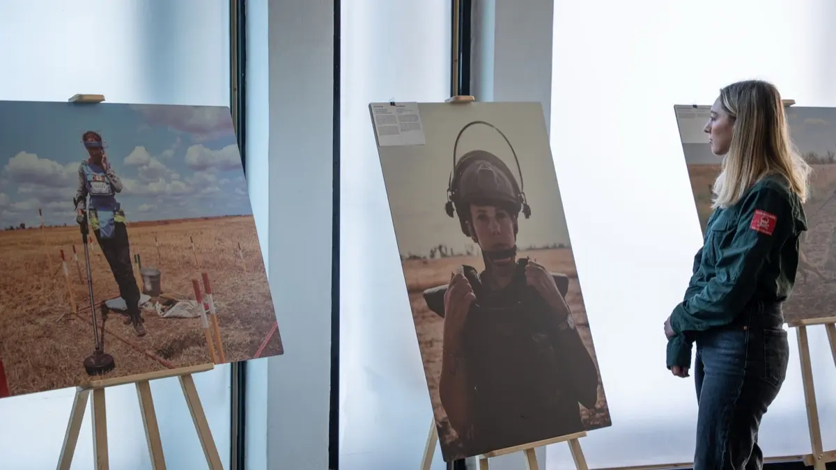 У Києві відкрили фотовиставку, присвячену жінкам, що розміновують українську землю
