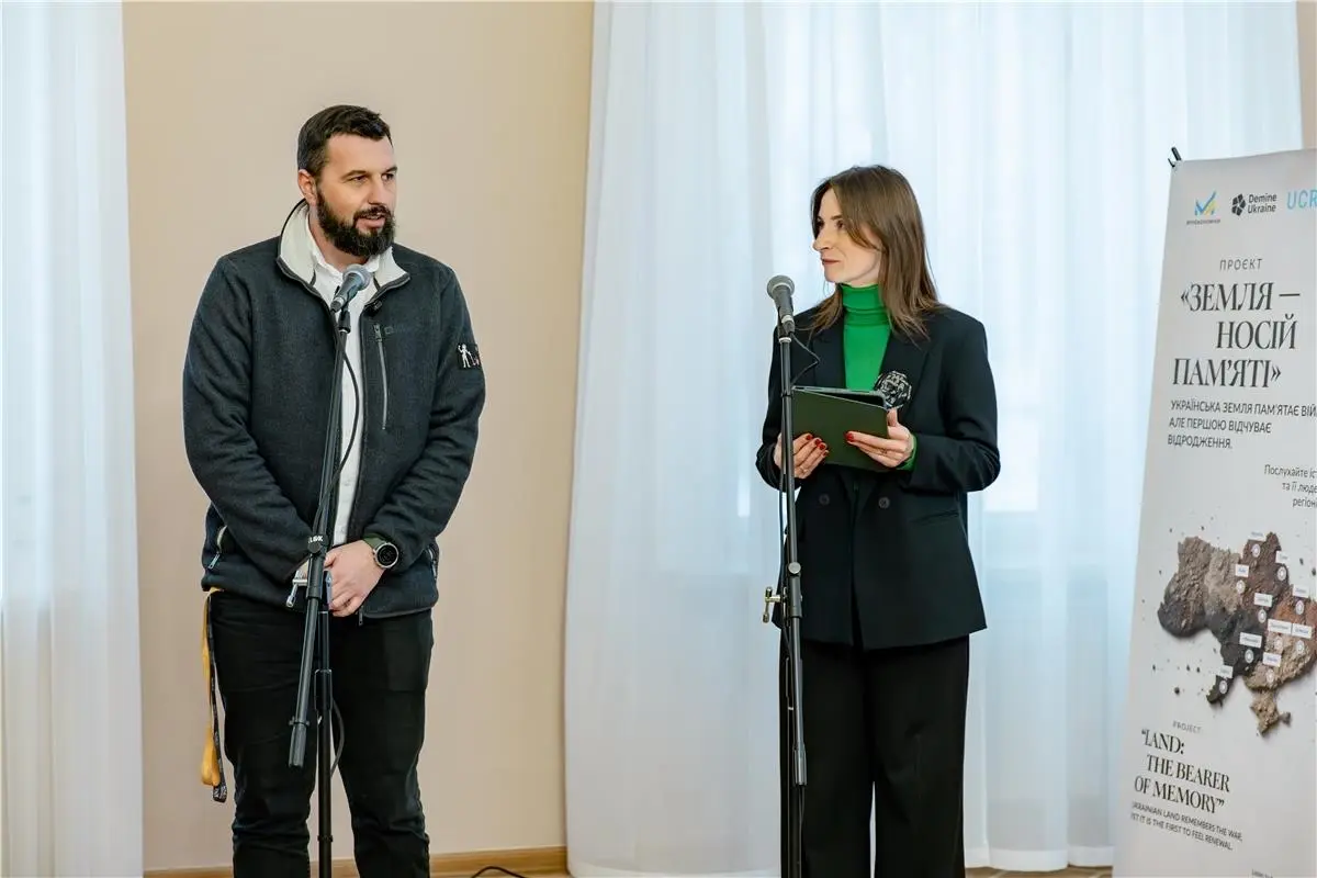 У Києві відкрили інсталяцію «Земля — носій памʼяті», присвячену гуманітарному розмінуванню
